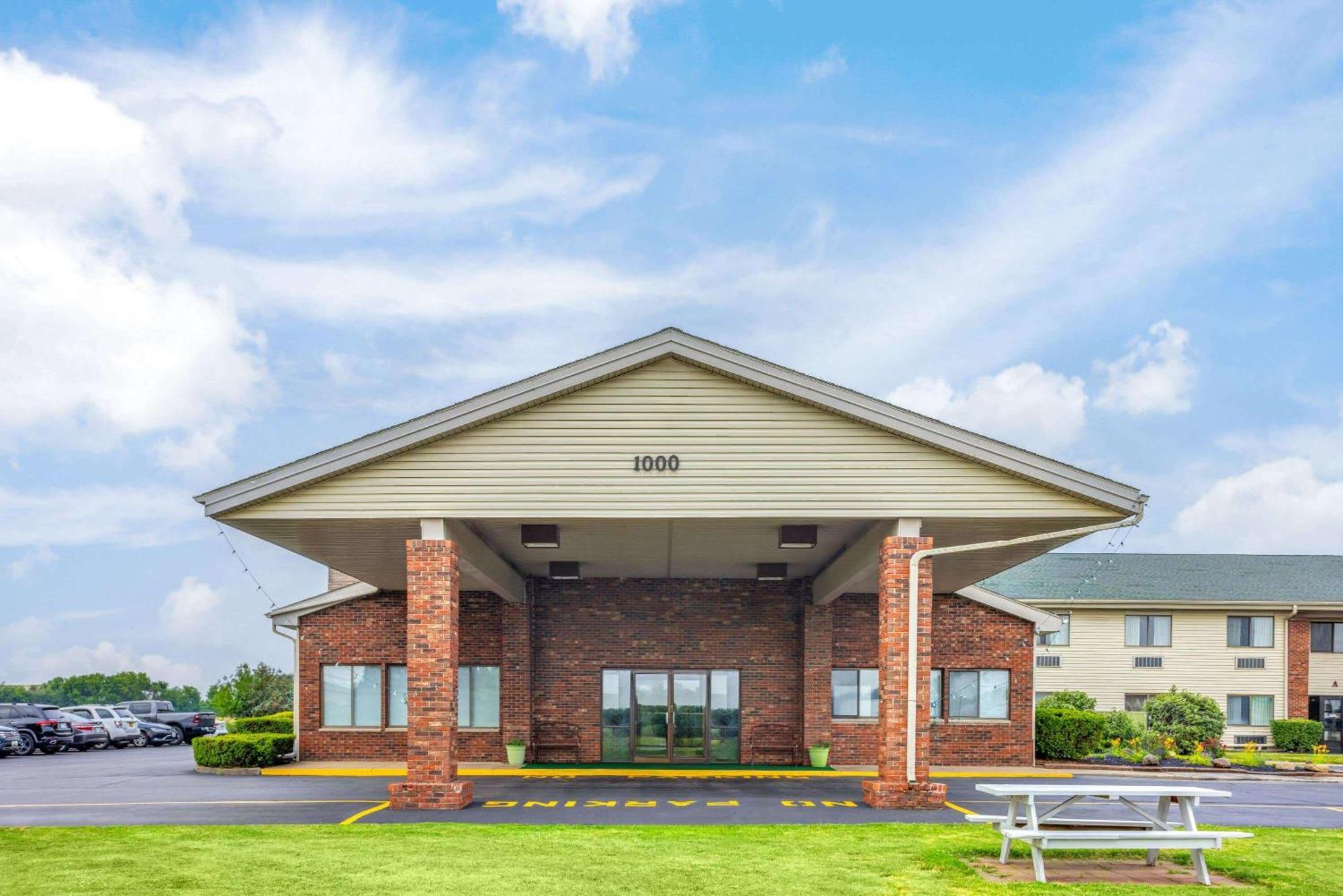 Super 8 By Wyndham Henrietta/Rochester Area Buitenkant foto